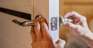 Установка и замена дверной ручки в Тихвине от 295 руб. – Мастер24, монтаж фурнитуры, недорого